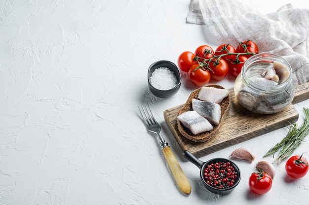 stół z talerzami i świeżymi składnikami