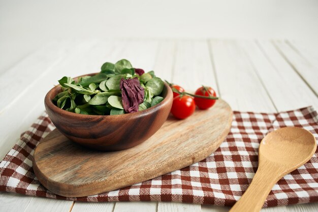 miska świeżej sałatki ziołami