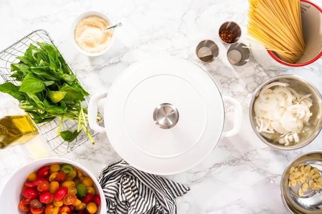 stolik z potrawami i kubkami